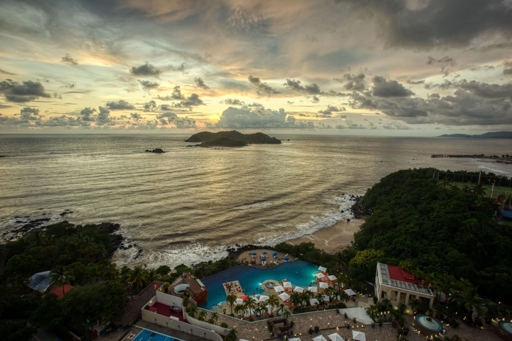 Azul Ixtapa Grand All Inclusive Suites - Spa & Convention Center Εξωτερικό φωτογραφία Sunset at the beach