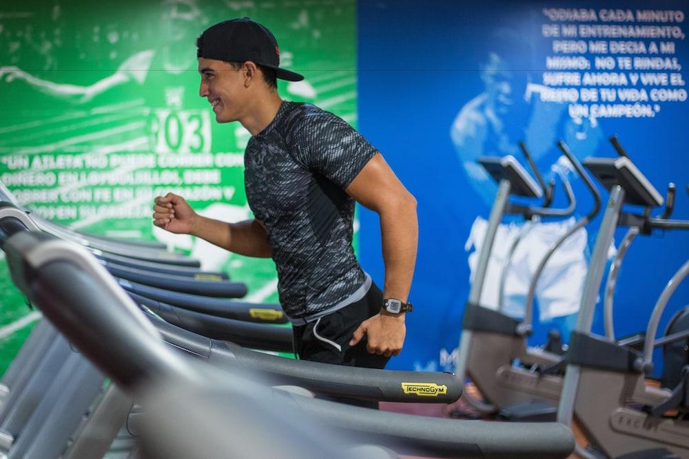 Azul Ixtapa Grand All Inclusive Suites - Spa & Convention Center Εξωτερικό φωτογραφία A man running on a treadmill
