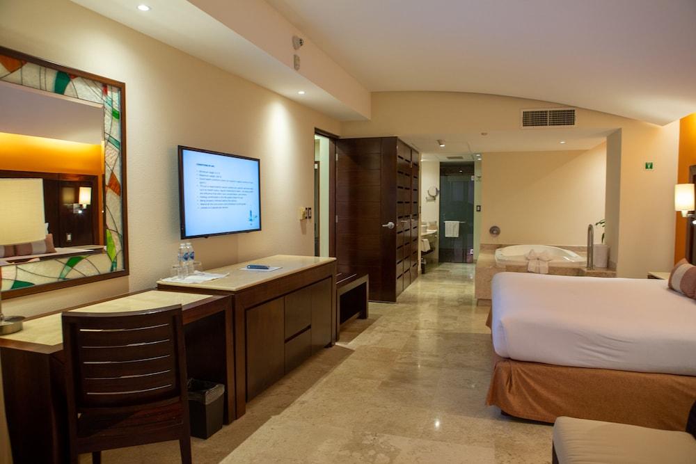 Azul Ixtapa Grand All Inclusive Suites - Spa & Convention Center Εξωτερικό φωτογραφία A room at the hotel