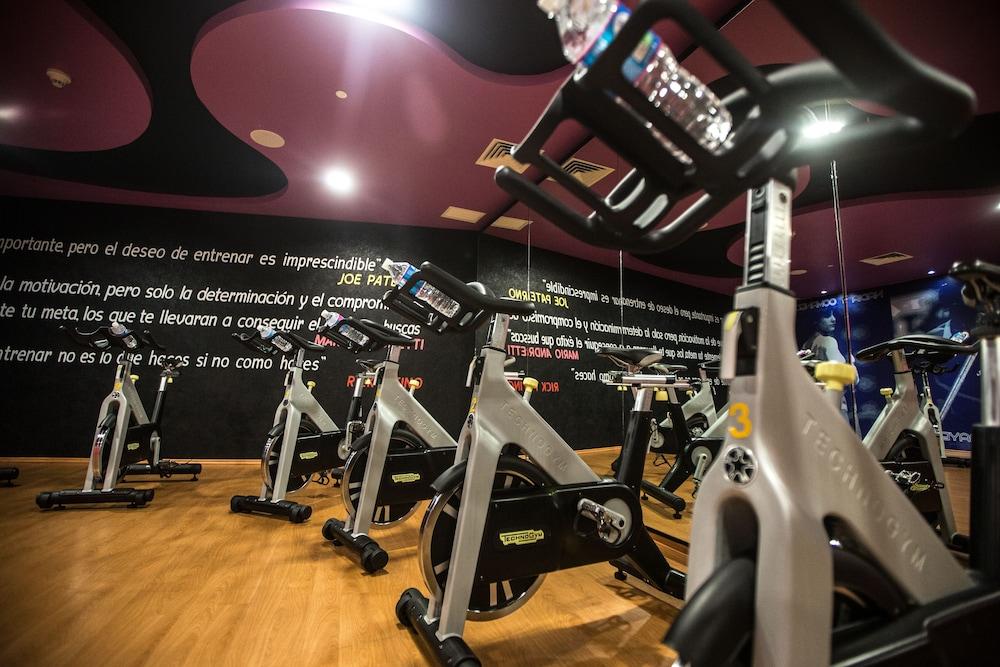 Azul Ixtapa Grand All Inclusive Suites - Spa & Convention Center Εξωτερικό φωτογραφία A spinning class at a Virgin Active gym in Madrid, Spain