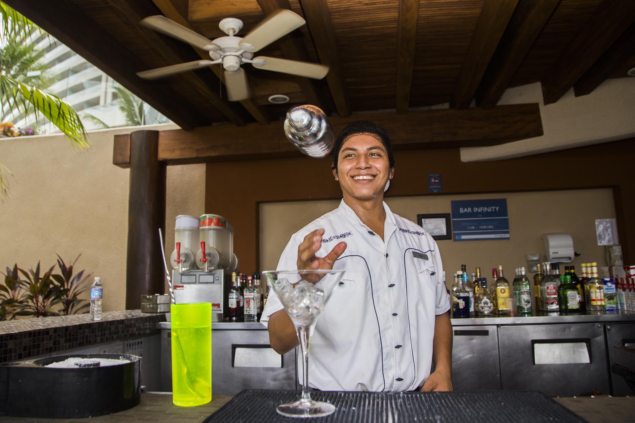 Azul Ixtapa Grand All Inclusive Suites - Spa & Convention Center Εξωτερικό φωτογραφία Bartender at work