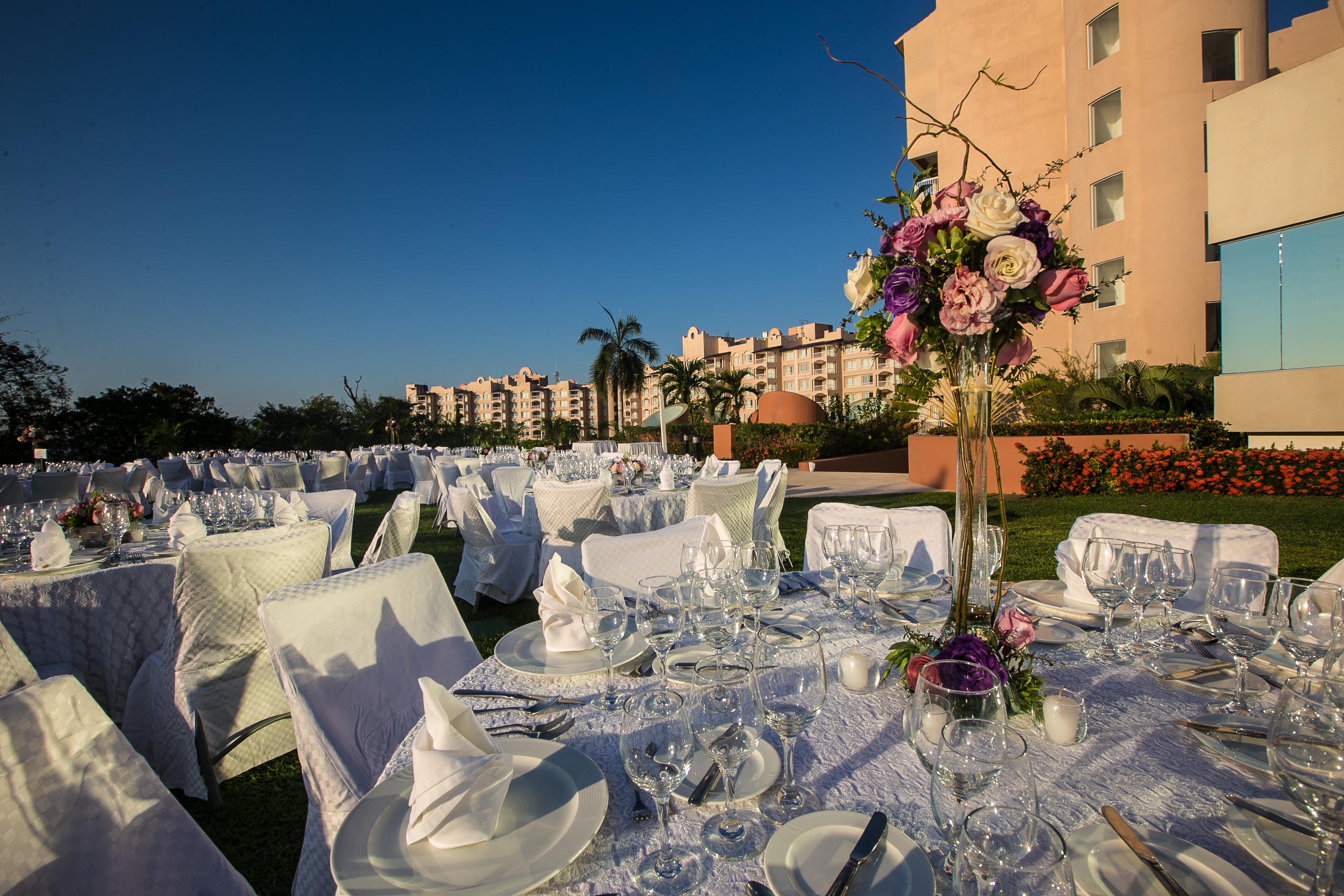 Azul Ixtapa Grand All Inclusive Suites - Spa & Convention Center Εξωτερικό φωτογραφία Wedding reception at Iberostar Grand Hotel, Playa del Carmen, Mexico