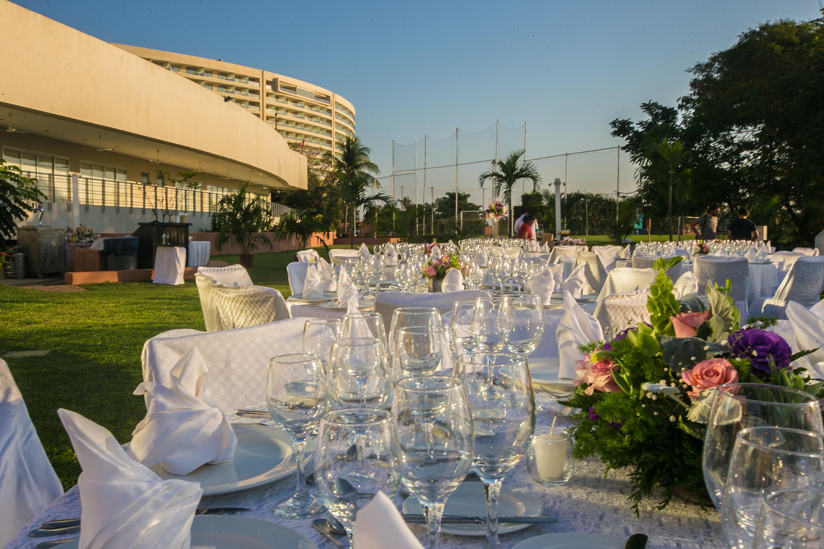 Azul Ixtapa Grand All Inclusive Suites - Spa & Convention Center Εξωτερικό φωτογραφία The lawn at the Royal Thai Navy Convention Center