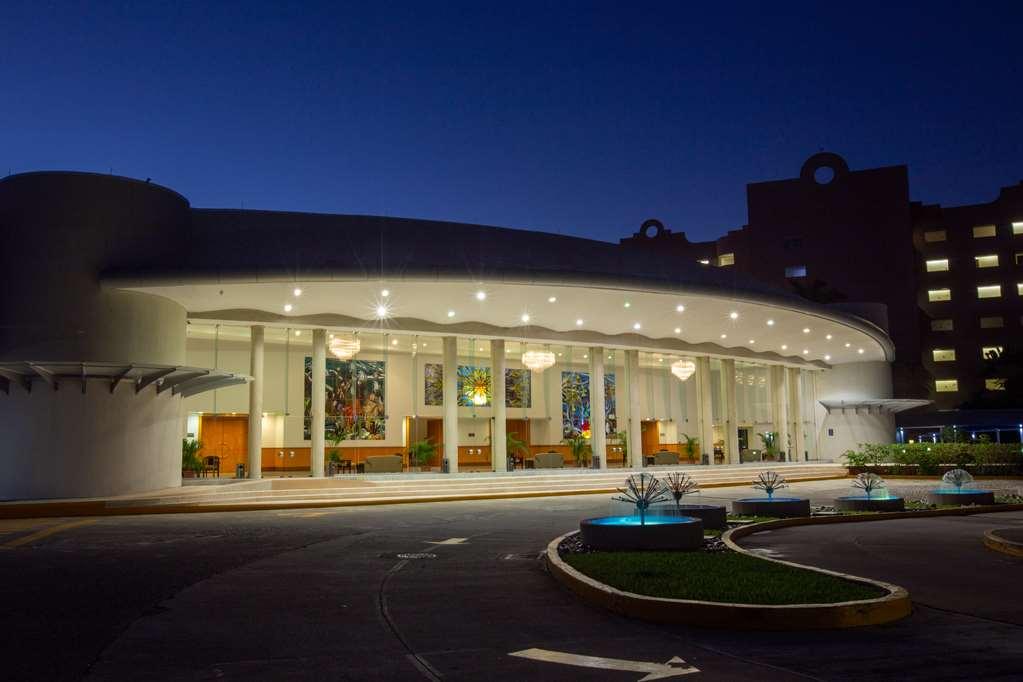Azul Ixtapa Grand All Inclusive Suites - Spa & Convention Center Εξωτερικό φωτογραφία The main entrance of the hospital
